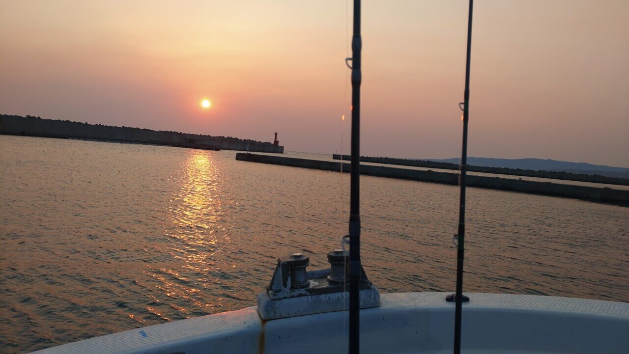 常呂 の朝焼け 釣り船から