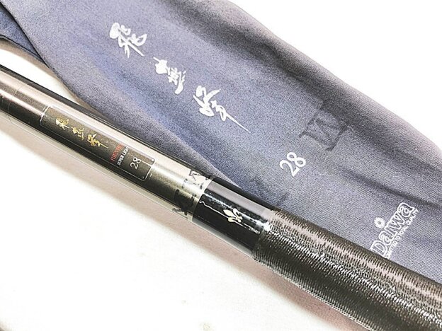 ダイワの名竿「飛燕峰 28尺」をお買取りいたしました！圧倒的な存在感を放つ28尺の長尺は市場でも希少価値が高く、へら師憧れの逸品です。長年愛用された大切なタックルの整理や引退をお考えなら、つり具買取ドットJPにお任せください。専門スタッフが丁寧に査定いたします。