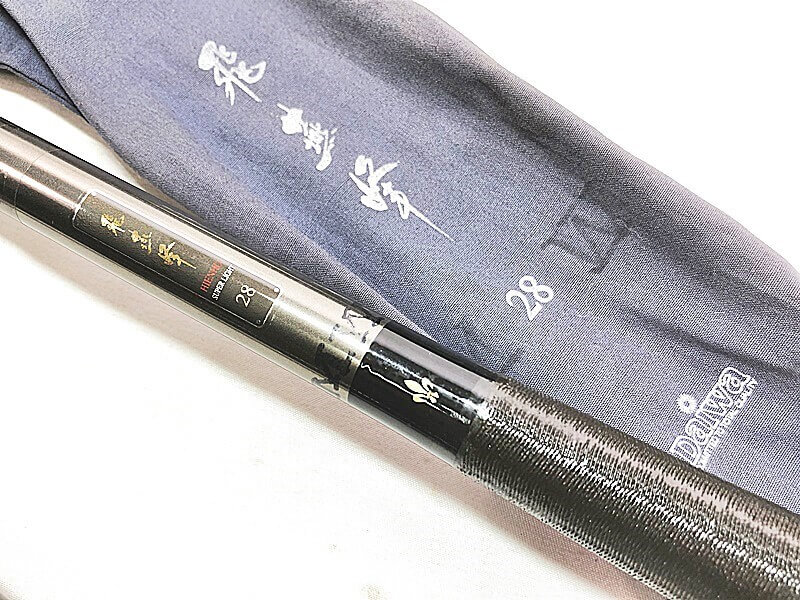 ダイワの名竿「飛燕峰 28尺」をお買取りいたしました！圧倒的な存在感を放つ28尺の長尺は市場でも希少価値が高く、へら師憧れの逸品です。長年愛用された大切なタックルの整理や引退をお考えなら、つり具買取ドットJPにお任せください。専門スタッフが丁寧に査定いたします。